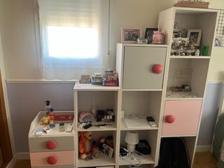 Estantería infantil rosa y blanca
