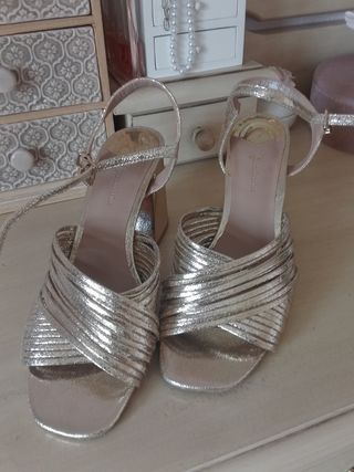 Sandalias tacón dorado 9cm