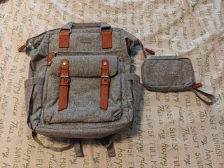 Mochila gris con cuero marrón