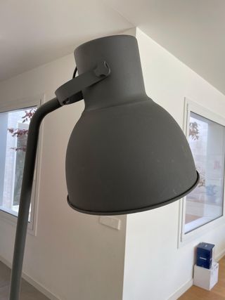 Lámpara pie gris IKEA - Comedor