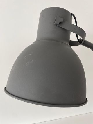 Lámpara pie gris IKEA - Comedor