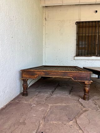 Mesa baja de diseño de madera y hierro