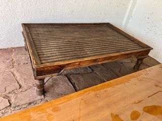 Mesa baja de diseño de madera y hierro