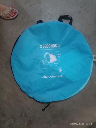 Parasol Quechua azul plegable.