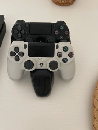 PS4 (PlayStation 4) 1TB + 2 mandos + cargador 