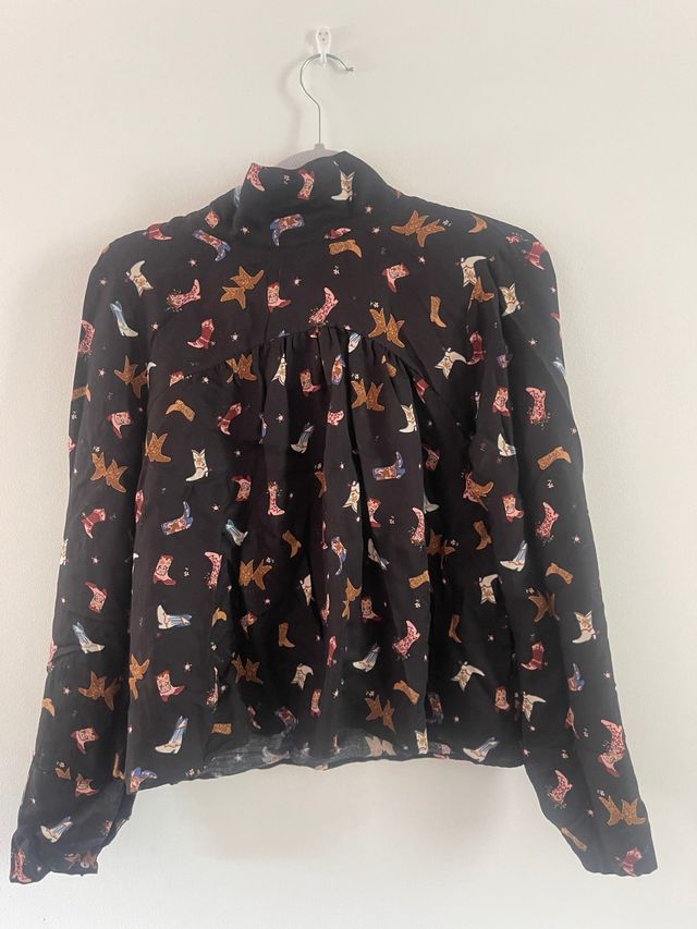 Blusa vaquera estampada con lazo