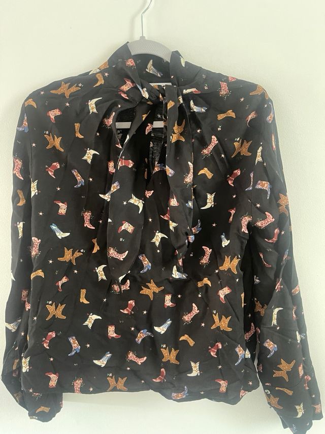 Blusa vaquera estampada con lazo