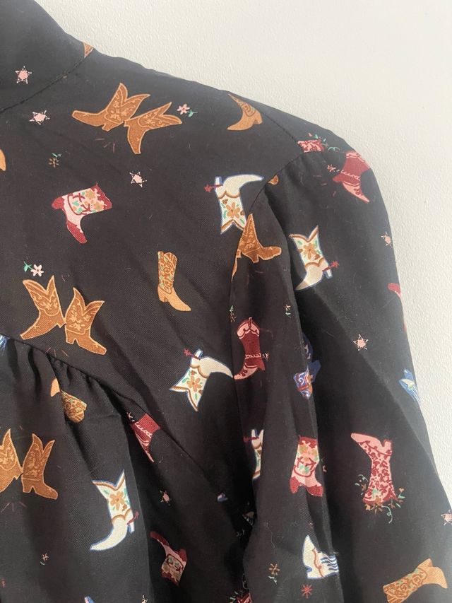 Blusa vaquera estampada con lazo