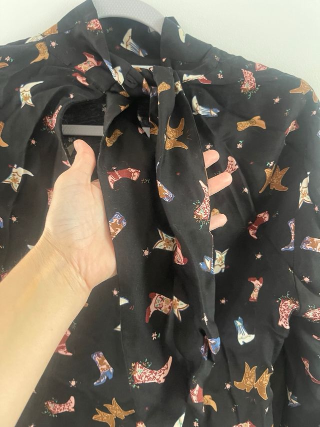 Blusa vaquera estampada con lazo