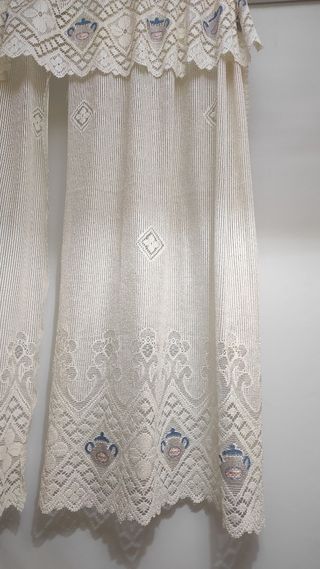 Cortinas blancas cocina con bordados.