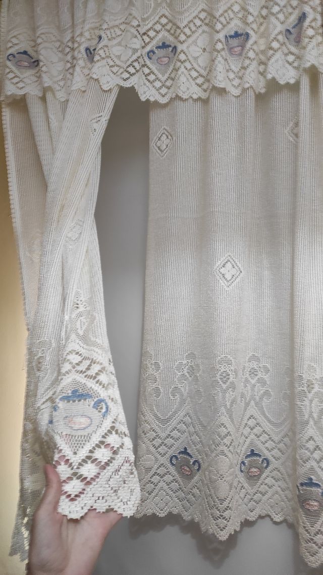 Cortinas blancas cocina con bordados.