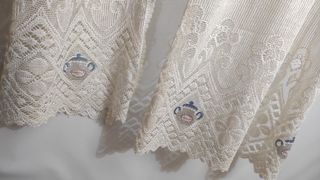 Cortinas blancas cocina con bordados.