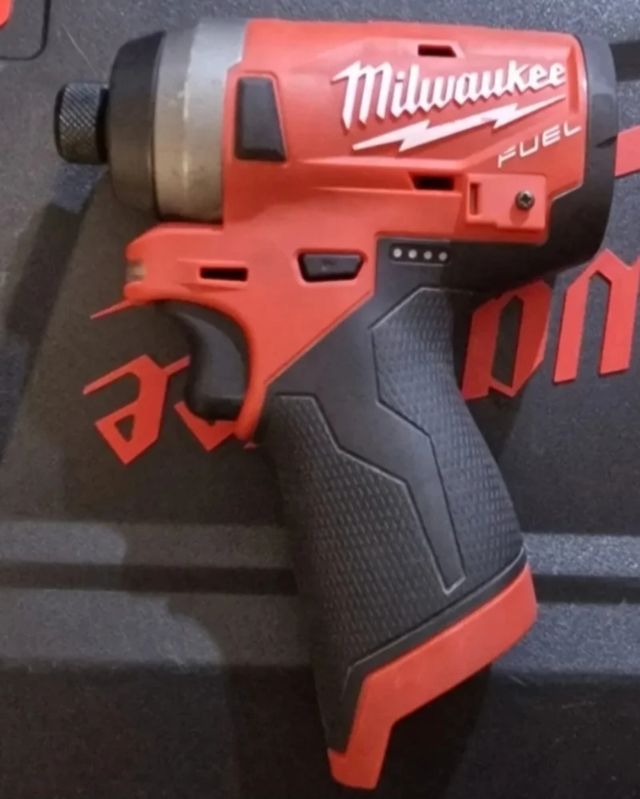 Atornillador Impacto Milwaukee M12 FUEL
