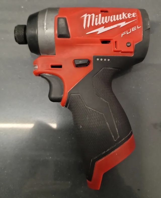 Atornillador Impacto Milwaukee M12 FUEL
