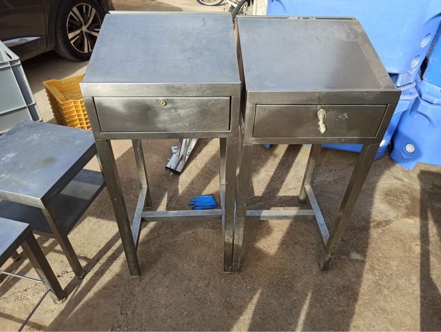 2 Atriles acero inoxidable c/ cajón.