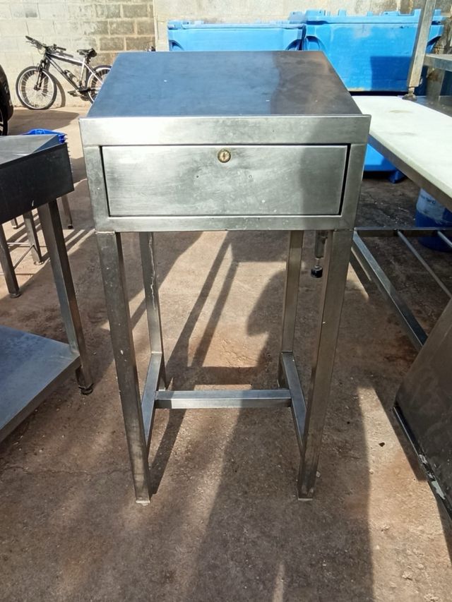 2 Atriles acero inoxidable c/ cajón.