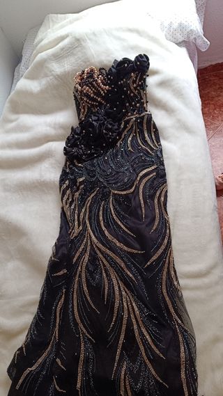 Vestido de fiesta negro y dorado