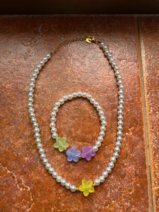 Collar y pulsera perlas-flores