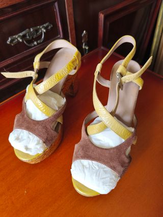 Sandalias tacón 39 marrones amarillas