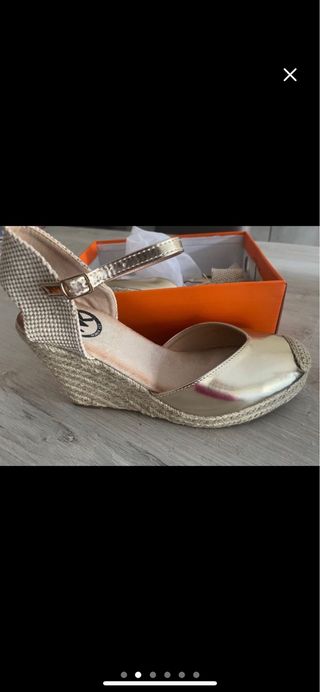 Sandalias cuña doradas Woman Key. Talla 40