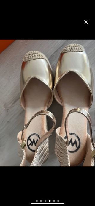 Sandalias cuña doradas Woman Key. Talla 40