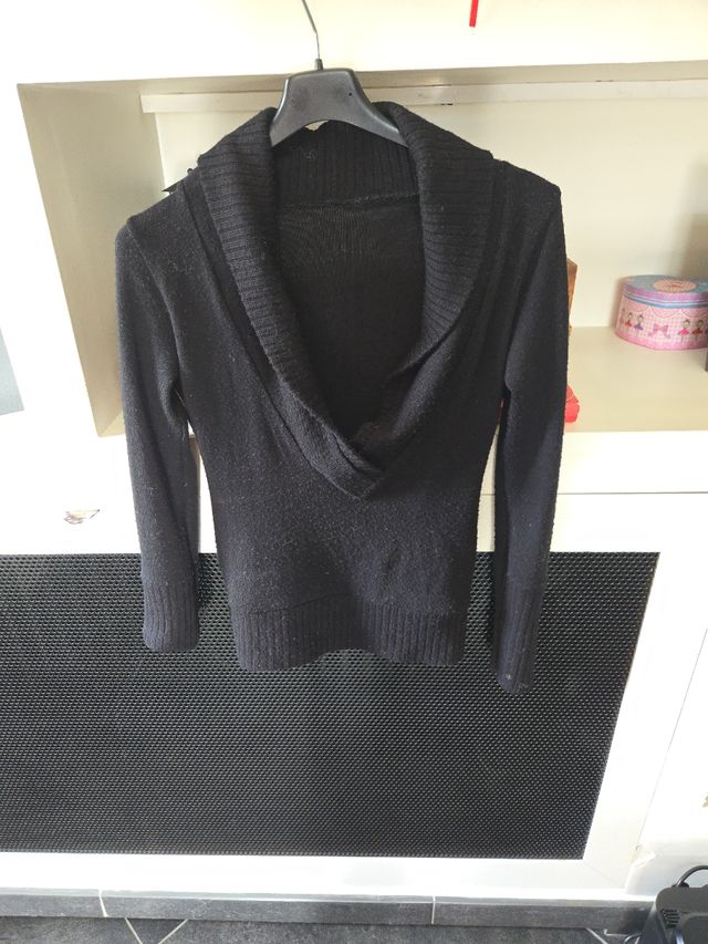 Maglione nero collo a V