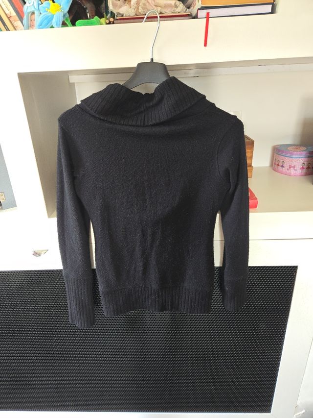 Maglione nero collo a V