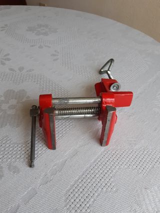 tornillo banco hierro rojo , abertura máxima 7 cm