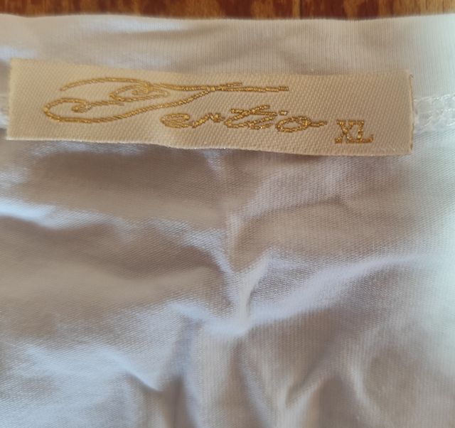 Camiseta blanca XL pedrería dorada