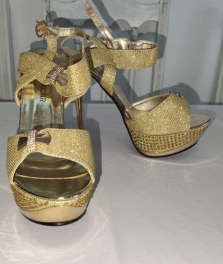 Tacones dorados brillantes, talla 39