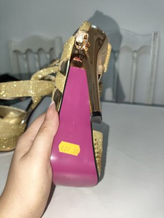Tacones dorados brillantes, talla 39