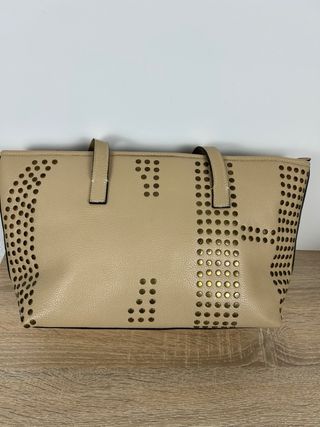 Bolso beige tachuelas doradas