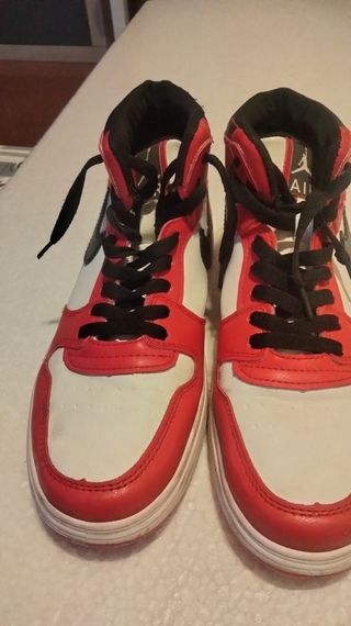 Zapatillas Nike rojas y blancas