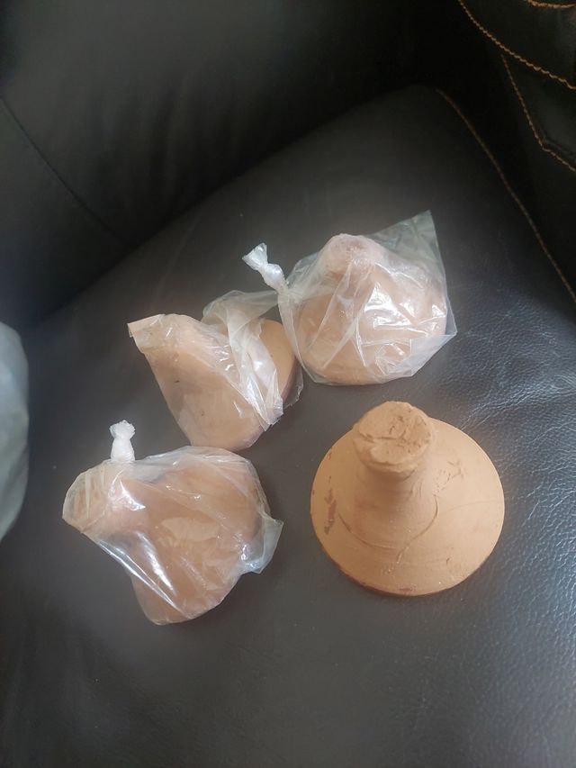 3 miniaturas terracota doradas