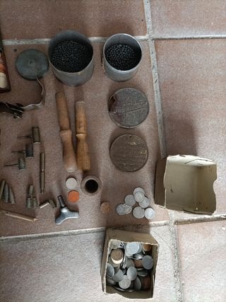 Antiguo juego de herramientas de recarga.