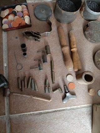 Antiguo juego de herramientas de recarga.