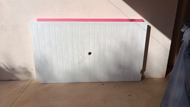 Mesa exterior blanca de plástico