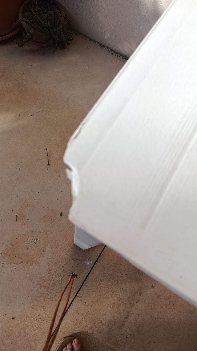 Mesa exterior blanca de plástico