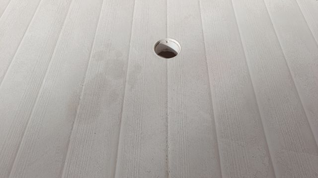 Mesa exterior blanca de plástico