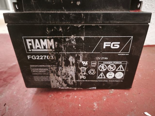 2 Baterías Fiamm FG22703 + Controlador