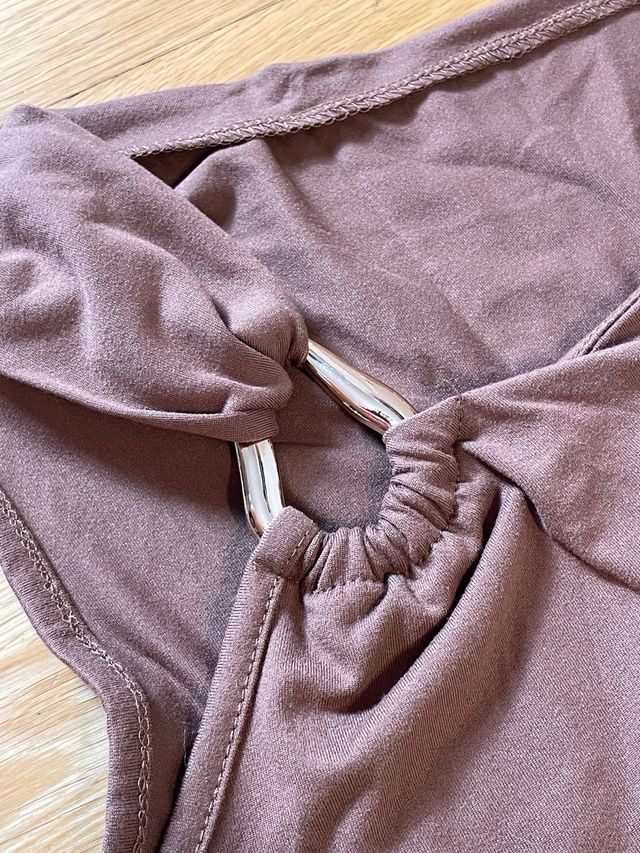 Top asimétrico marrón