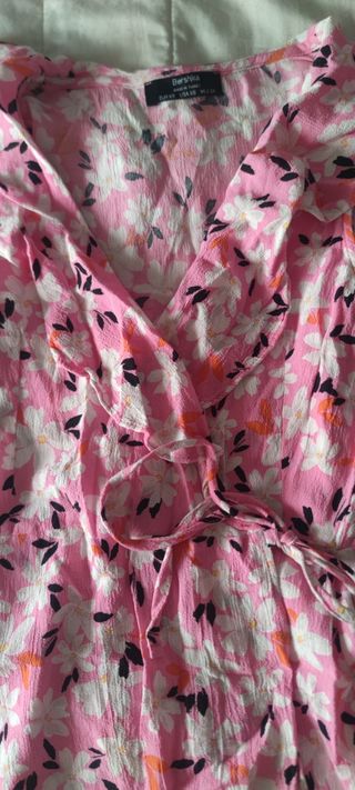 Mono corto Bershka estampado flores rosa XS
