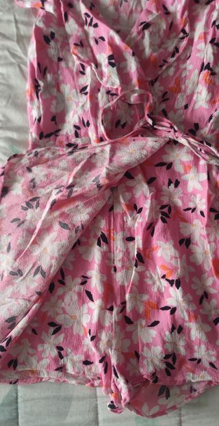 Mono corto Bershka estampado flores rosa XS
