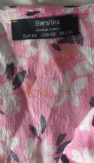 Mono corto Bershka estampado flores rosa XS