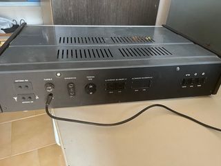 Amplificador vintage marrón y plata