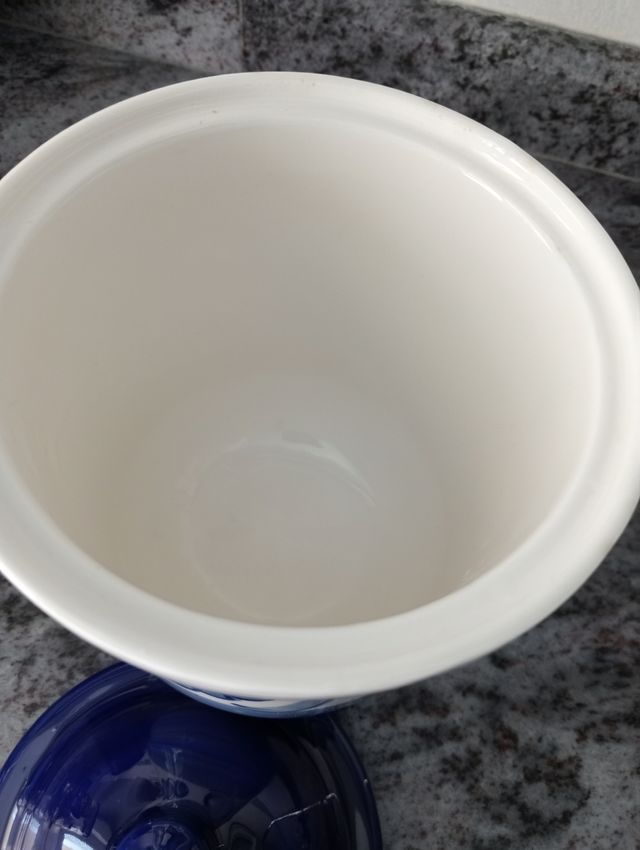 Bote de cerámica con tapa