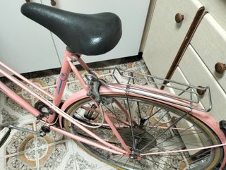 Bicicleta carretera vintage rosa