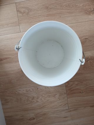 Cubo metálico blanco.