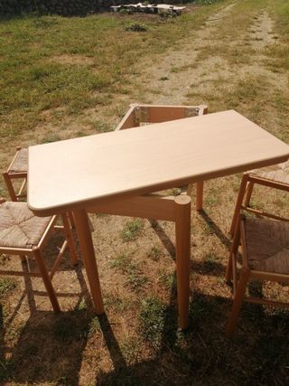 Mesa extensible de madera + 4 taburetes