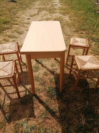 Mesa extensible de madera + 4 taburetes